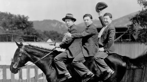 Drei Mann auf einem Pferd Screenshot
