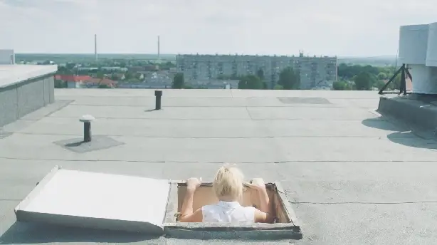 Kobieta na dachu Screenshot